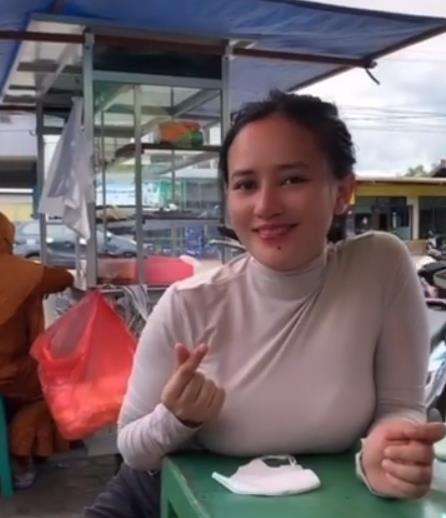 Netizen salfok dengan beban yang ada di meja.
