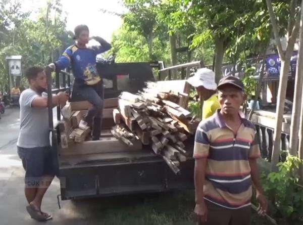 Proses pembongkaran dijaga polisi dan pihak kecamatan setempat.