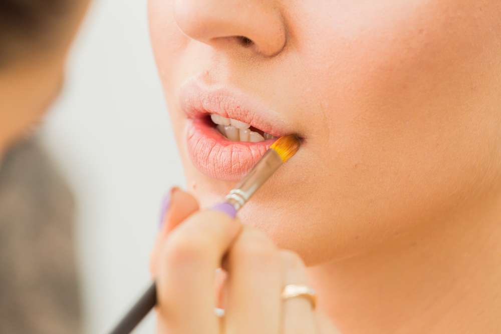 Aplikasikan Base Makeup