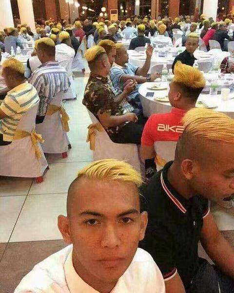 Gaya rambut sama semua.