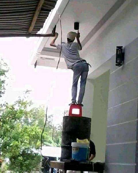 Memang harus meliuk-liuk ya kalau kerja?