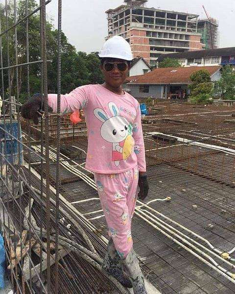 Cute banget bajunya tukang bangunan.