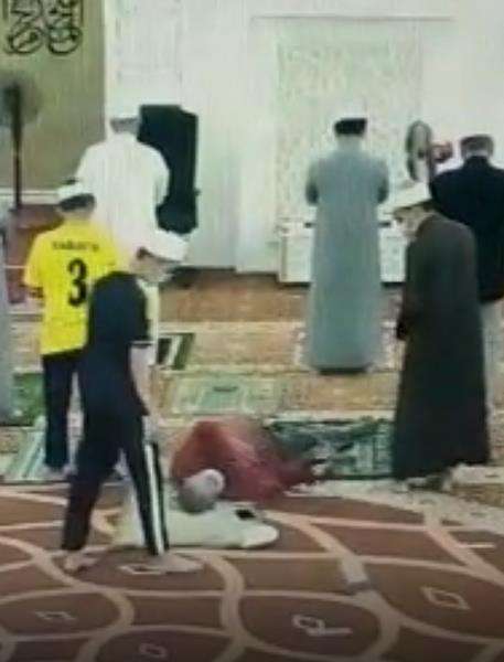 Ayahnya meninggal saat sholat rakaat kedua.
