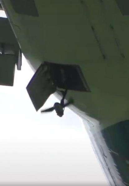 Termasuk salah satu16 alat keselamatan pesawat terbang.