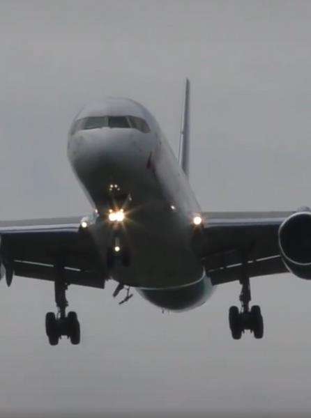 Cuma muncul saat pesawat tinggal landas.