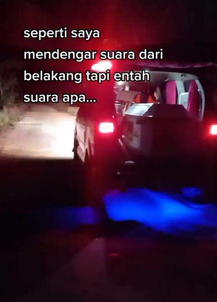 mendengar orang di belakang.