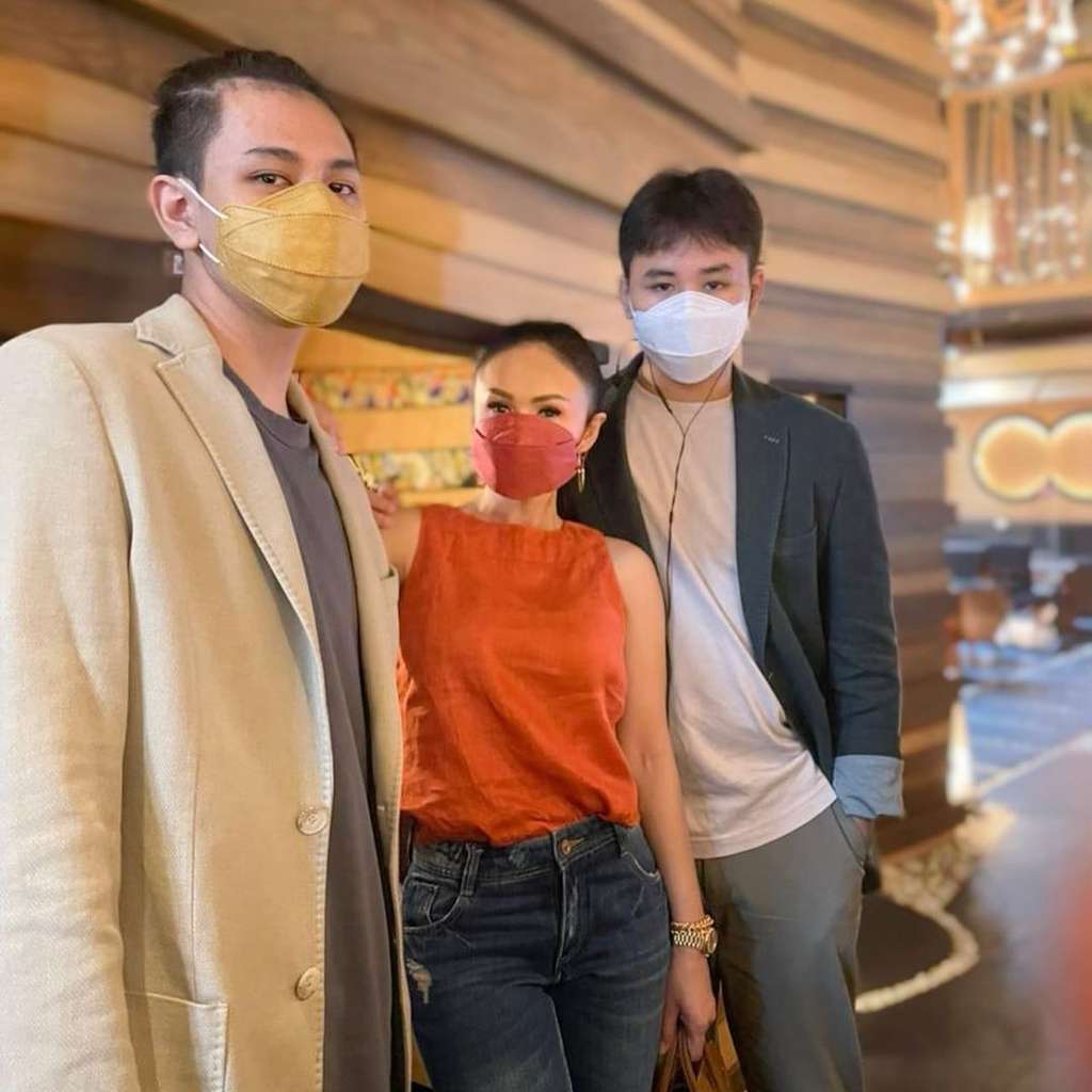 Yuni dan kedua putranya