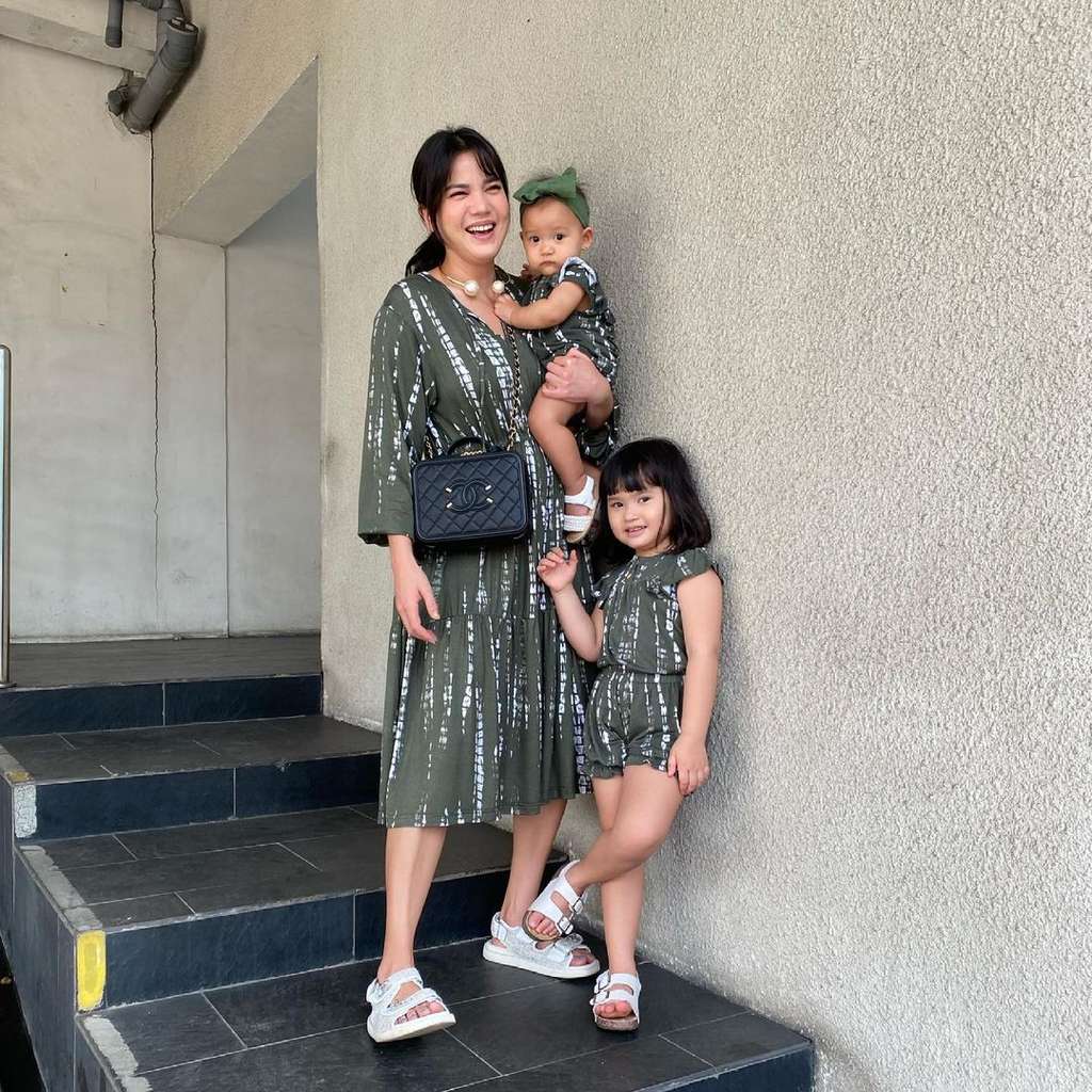 Alice Norin bersama kedua putrinya