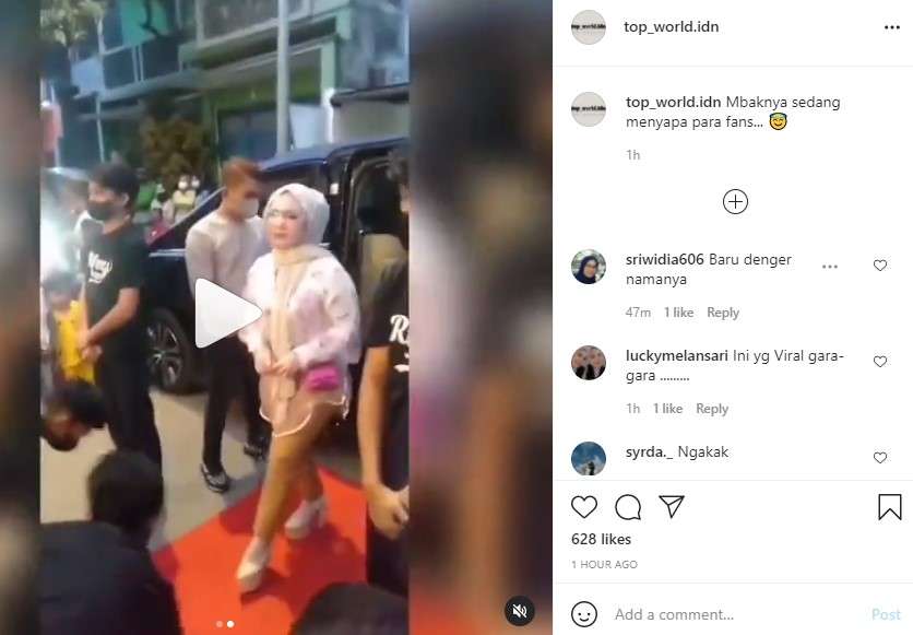 Selebgram turun dari mobil Selebgram turun dari mobil
