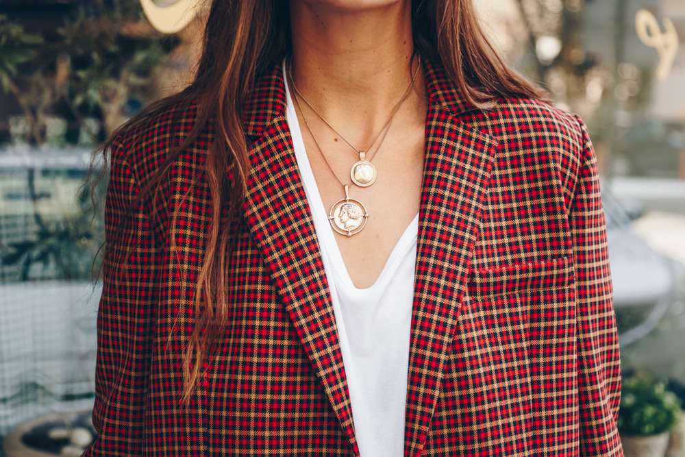 Layering Kalung dengan Kemeja