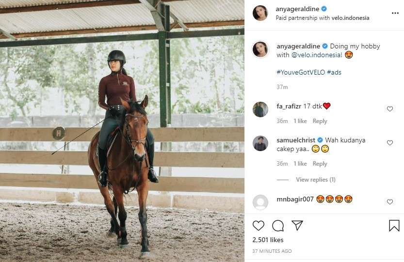 Anya Geraldine naik kuda