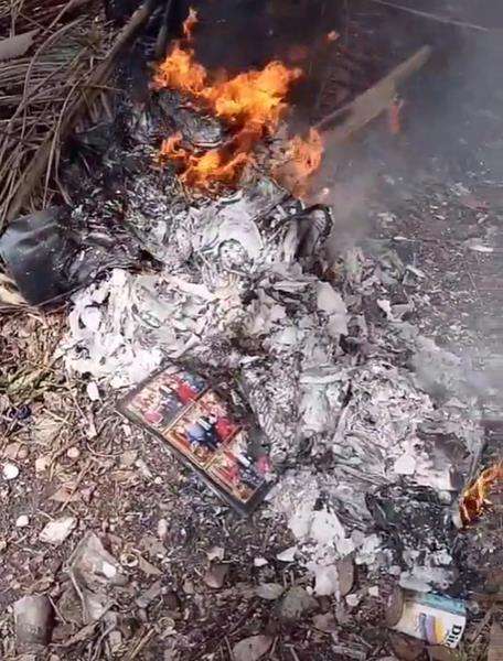 Akhirnya tumpukan album foto itu dibakar.