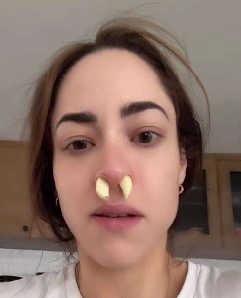 Kedua hidungnya disumbat bawang putih.