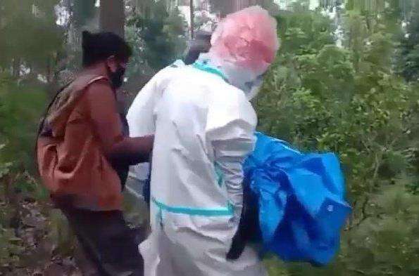 Mereka menuruni jalan hutan yang cukup terjal.