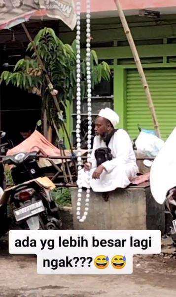 Jadi tontonan setiap warga yang lewat.