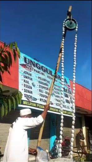Tasbih raksasa panjangnya tujuh meter.