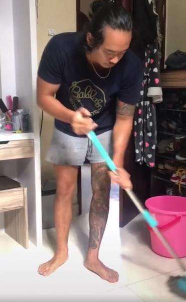 Pria sangar bertato tak malu bantu istri di rumah.
