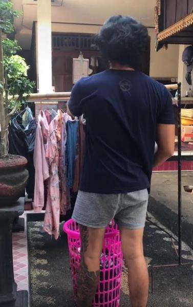 Tak hanya mengepel, tapi juga cuci baju.