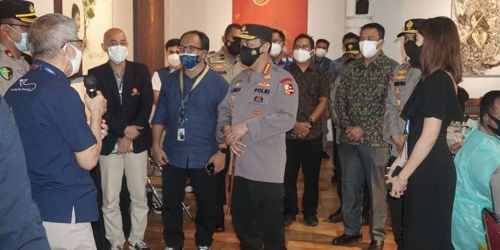 Kapolri meninjau vaksinasi Kapolri meninjau vaksinasi