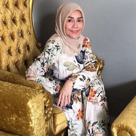 Emma Fauziah ibunda Vicky Prasetyo