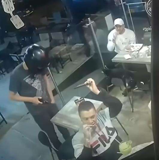 Malah serahkan ponsel ke perampok sambil tetap makan ayam goreng.