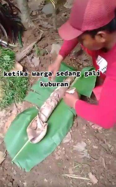 Temukan pocong mini saat gali makam.