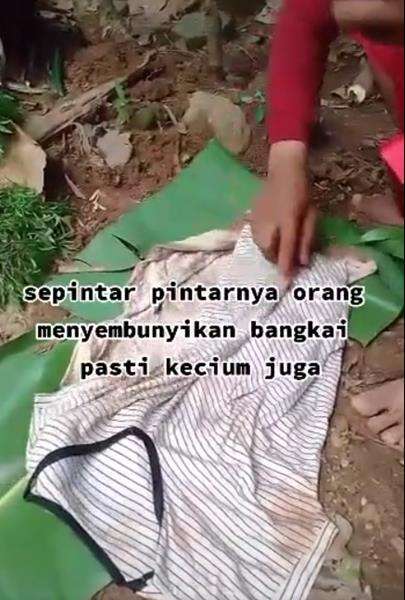 Pocong mini berisi kaos dan kerudung cewek.