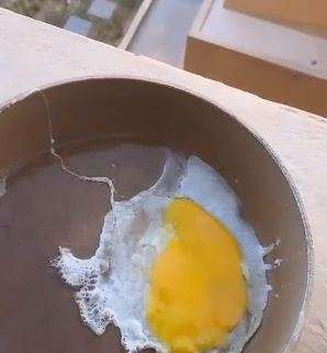 Masak telur di balkon