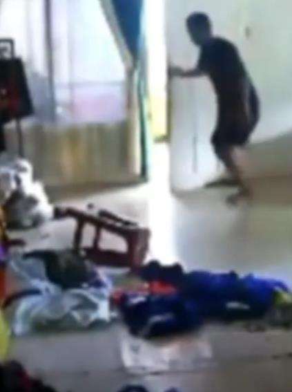 Penghuni rumah langsung menutup kembali pintunya.