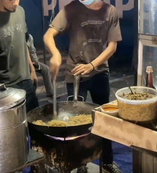 Malam-malam lapar ingin nasi goreng tanpa nasi.