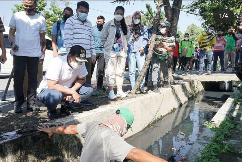 Gaya Kasual Kahiyang Ayu Saat Dampingi Suami