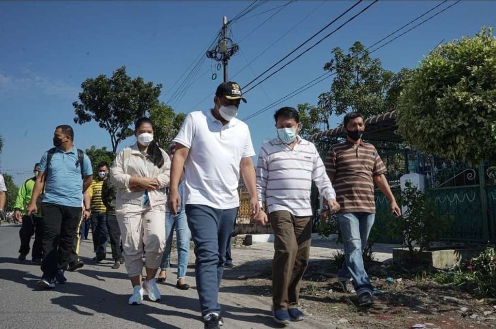 Gaya Kasual Kahiyang Ayu Saat Dampingi Suami