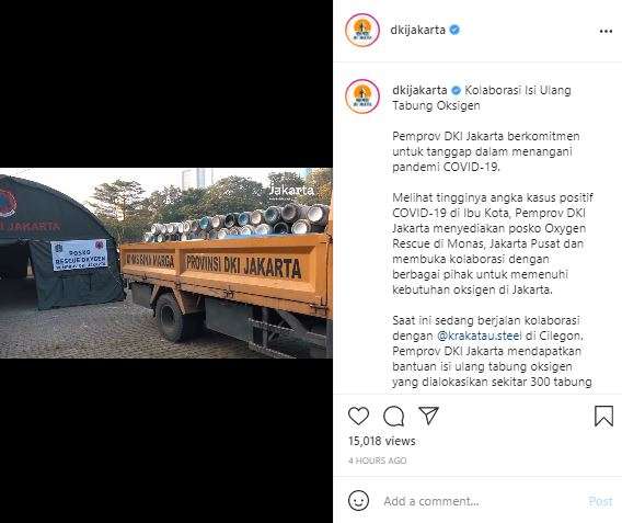 Posko pengisian tabung oksigen di Monas, Jakarta.
