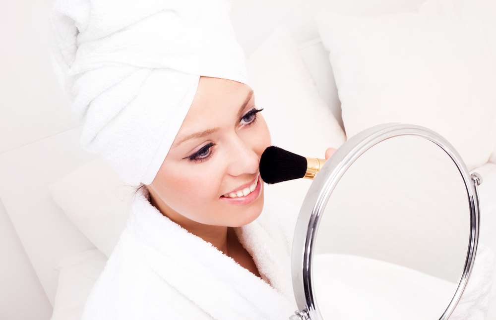 Pakai Highlighter dan Blush on