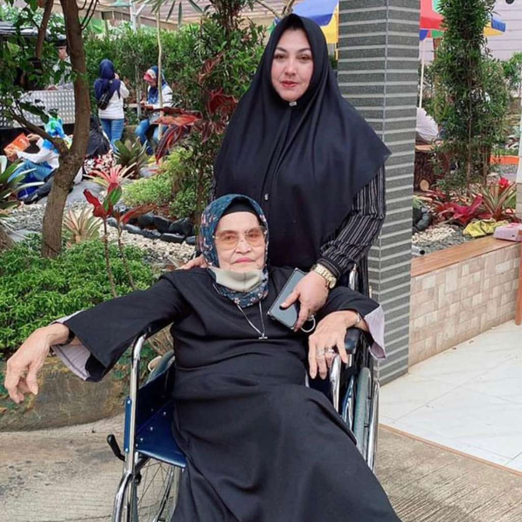 nenek dan ibunda Kartika Putri