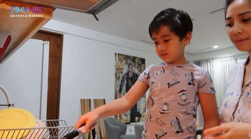 Rafathar Malik Ahmad masak telur
