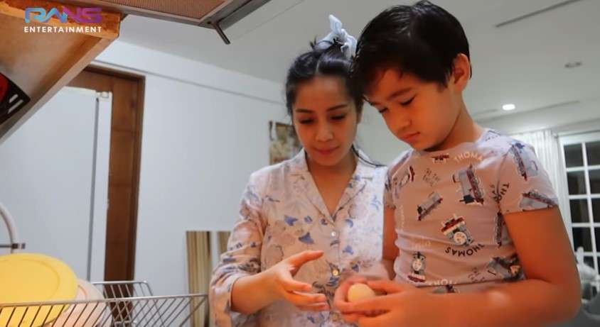 Rafathar Malik Ahmad masak telur