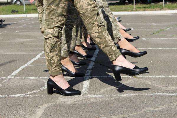 Pakai sepatu hak tinggi bagi tentara wanita merupakan penghinaan.