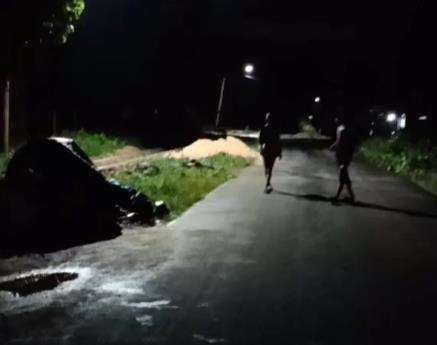 Suasana jalan yang lengang dan seram.