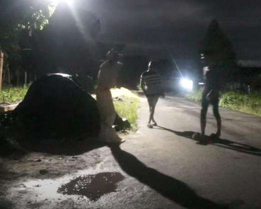Tiba-tiba ada pocong muncul mau menakuti dua bencong.