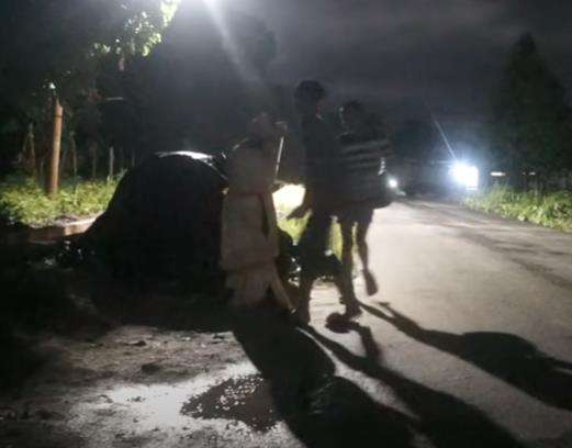 Bukannya takut, dua makhluk bencong malah menggoda si pocong.