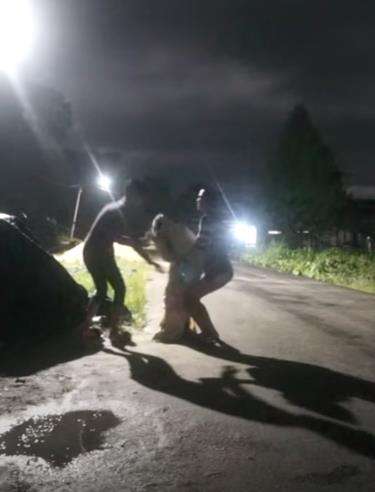Sekarang yang ketakutan malah pocongnya.