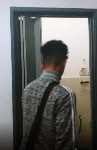 Dia memeriksa kamar mandi setelah mendengar pintunya digedor dari dalam.