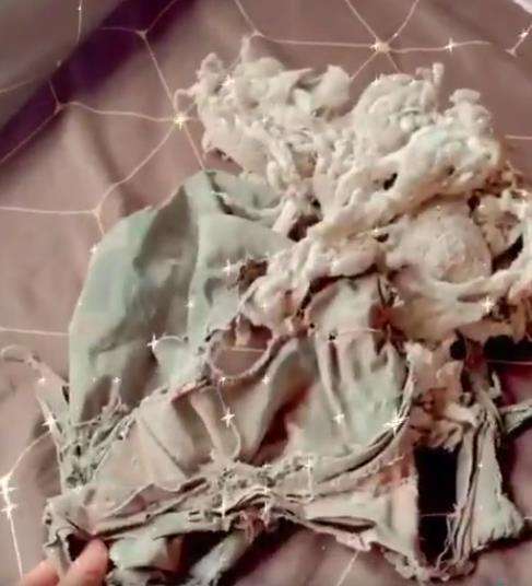 19 tahun bantal ini menemaninya tidur di mana pun.