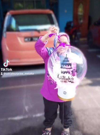 Dapat hadiah ulang tahun berupa buket uang.