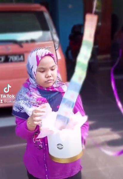 Uang yang diikat pada balon ikut terbang.