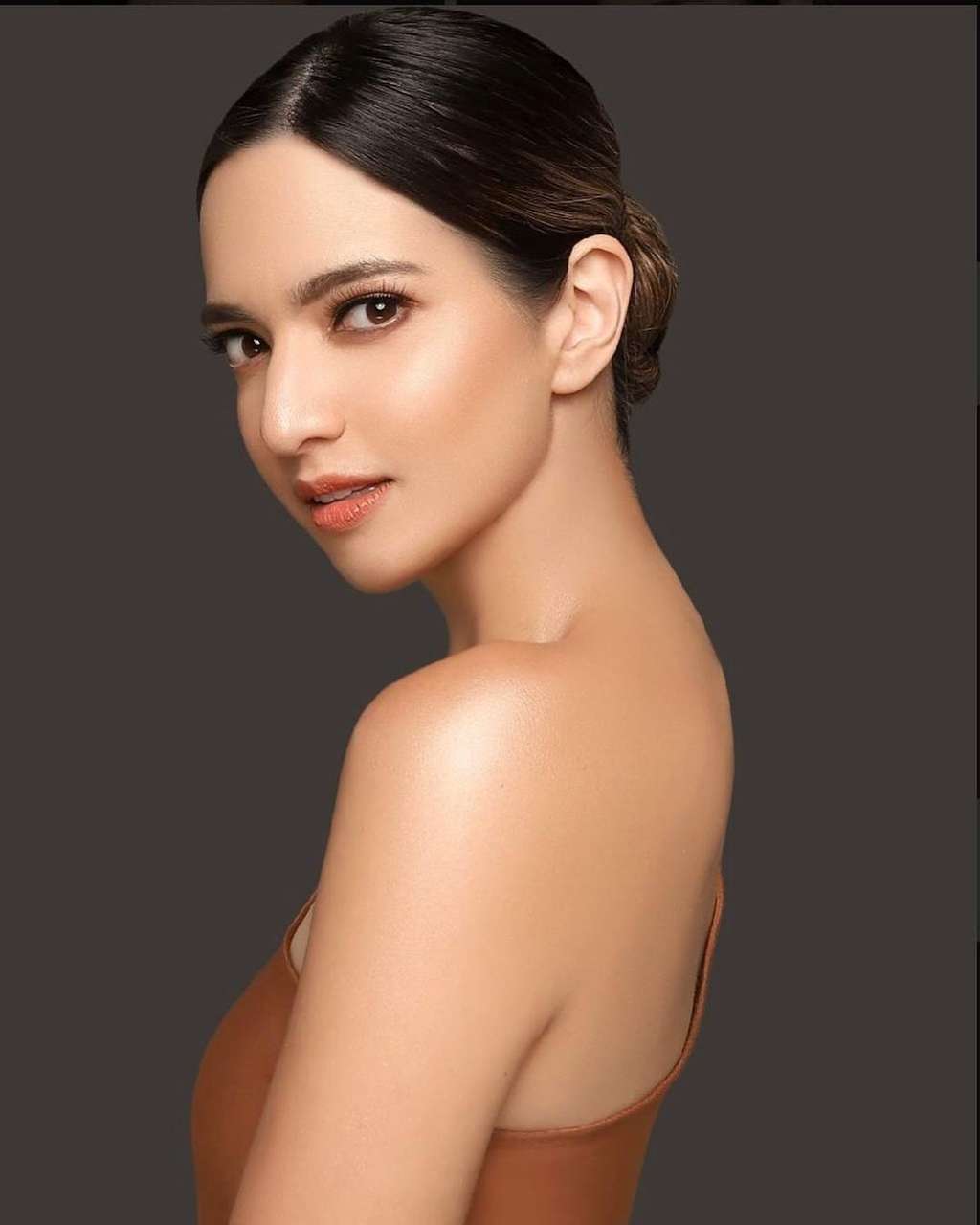 Gaya Makeup Nia Ramadhani