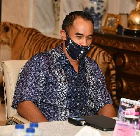 Ardi Bakrie dengan Kemaja Batik Biru