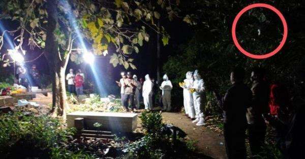 Penampakan kuntilanak saat pemakaman jenazah pasien Covid.