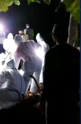 Suasana pemakaman jenazah pasien Covid.